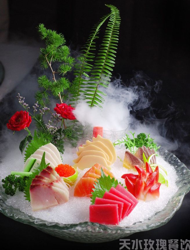 刺身拼盘,大多由生鱼片制成,配芥末酱油汁沾食,口味清新独特,是具有传统的日本料理特色的食品（锦绣刺身）.jpg